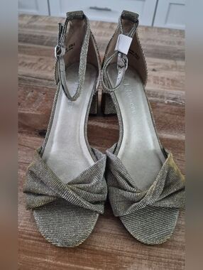 Block Heel Women’s Metallic Gold Knot Front Ankle Strap Sandals Size 8M